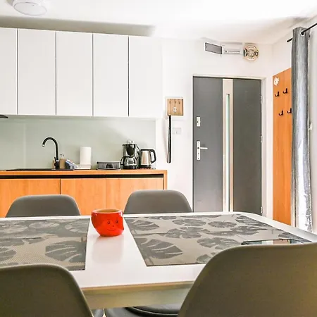 1 Bedroom Cozy In Apartment